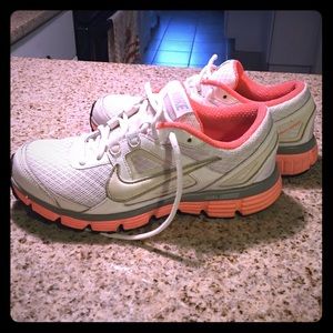 White Nike Tennis tennis shoes!