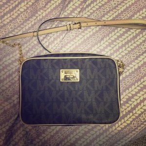 ✨MK cross body signature bag ✨