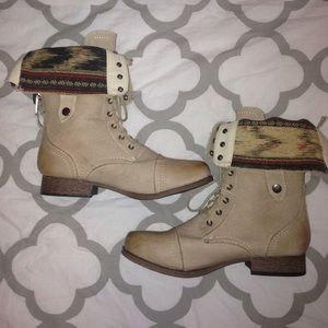 NWOT Tribal print boots