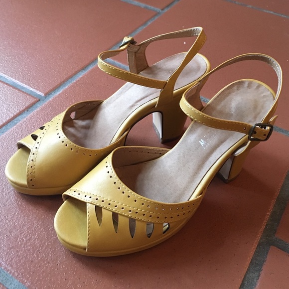 👠👠 Modcloth Chelsea Crew Saffron sandals