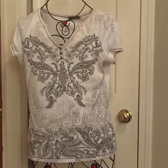 NWOT BLUE CANYON WHITE/GRAY TOP WITH SILVER RIVETS - Picture 1 of 3