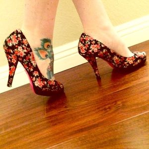❌SOLD❌ Betsey Johnson floral peep toe pumps, 8