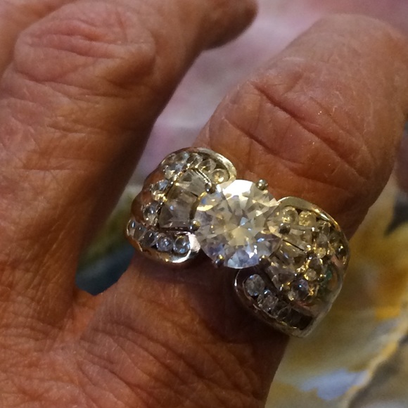 Engagement ring - Picture 2 of 4