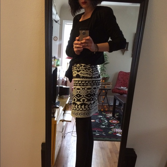 Black and white designed pencil skirt - Picture 2 of 4