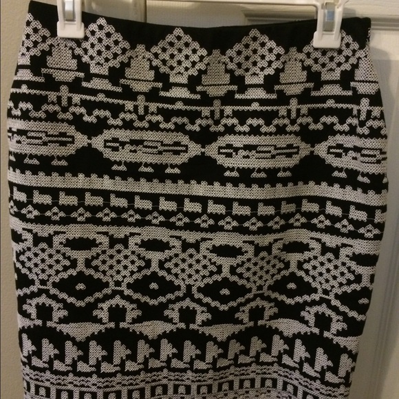 Black and white designed pencil skirt - Picture 3 of 4