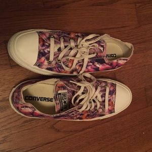 EUC floral print converse all stars 🌺 RARE 🌺