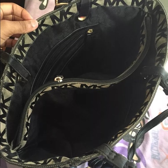 Michael Kors Tore Handbag - Picture 2 of 4