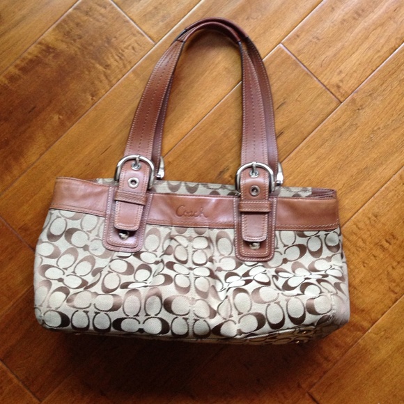 ✨SALE✨ Coach purse - medium to large shoulder bag