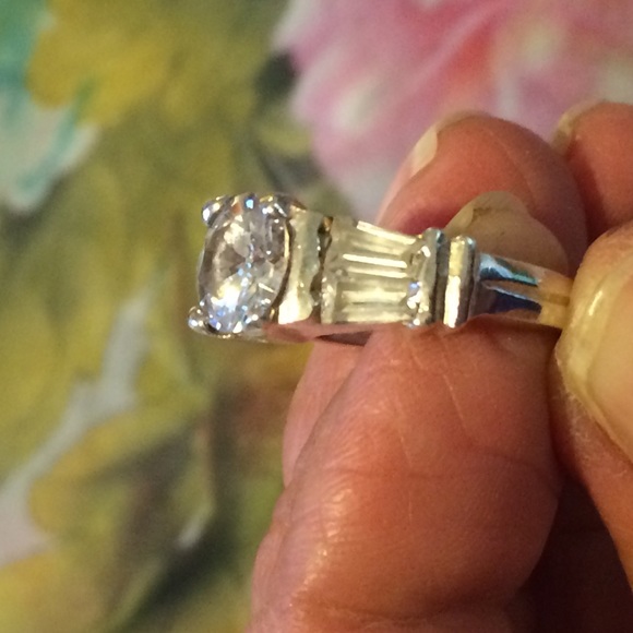 Engagement ring FINAL REDUCTION PRICE FIRM - Picture 2 of 4