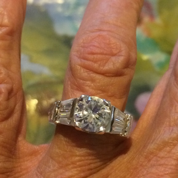 Engagement ring FINAL REDUCTION PRICE FIRM - Picture 3 of 4