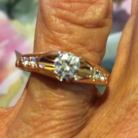 Engagement ring - Picture 3 of 4