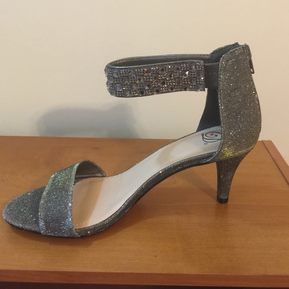 Silver kitten heel shoes, size 8 1/2 ... New !