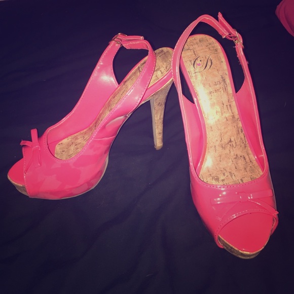 NWOT Super cute coral heels