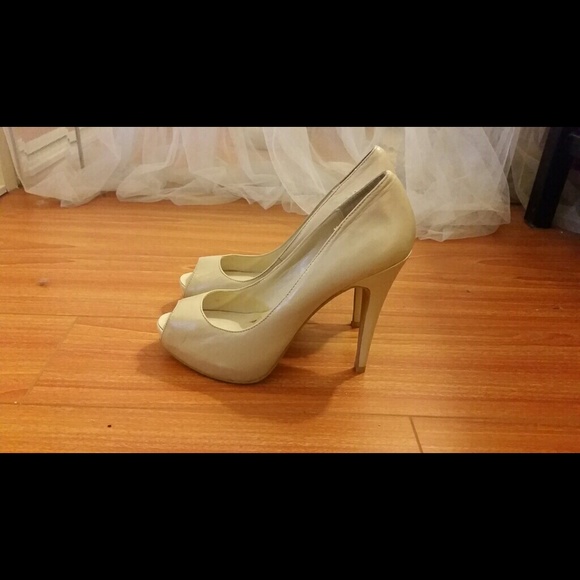 Nude/beige peep toe pumps
