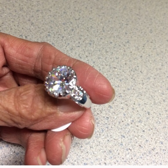 10K white sapphire ring  ABSOLUTELY FIRM - Picture 3 of 4