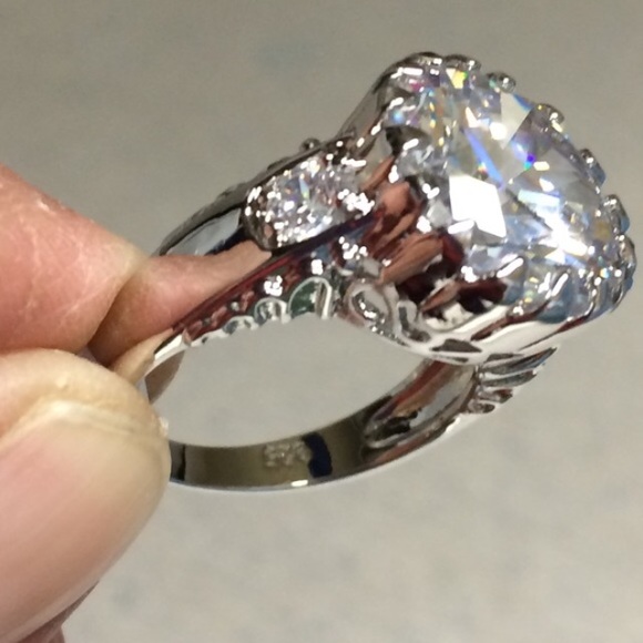 10K white sapphire ring  ABSOLUTELY FIRM - Picture 4 of 4