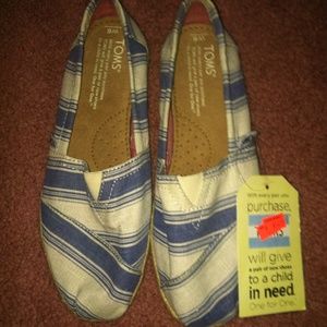 blue and white striped toms