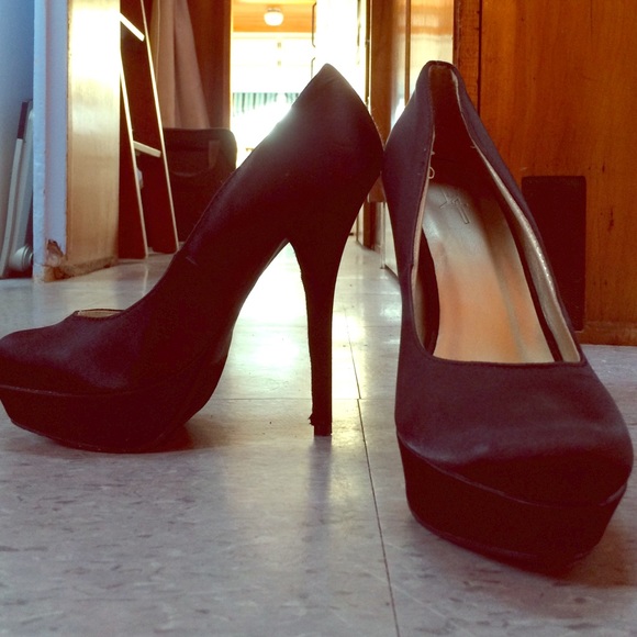 Forever 21 Shoes - Forever 21 black pumps