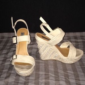 The Buckle Wedges