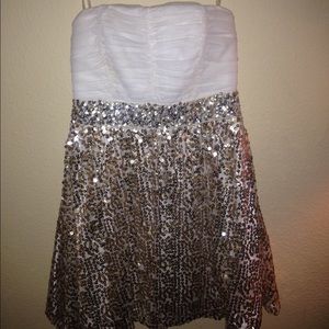 Strapless formal dress