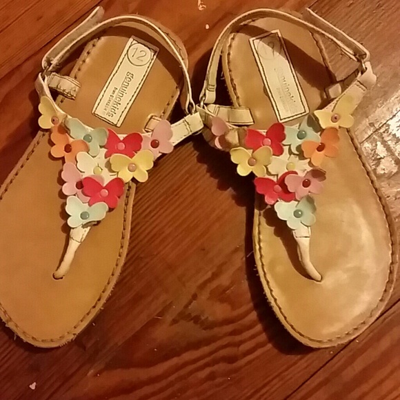 Sandls - Picture 2 of 2