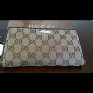 Gucci zip around wallet