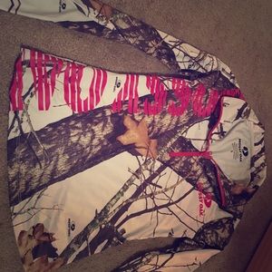 A mossy oak thin athletic