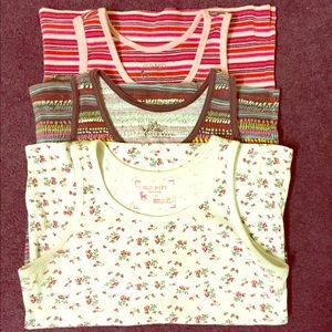 3 pack of Old Navy Tanks!😊😊😊