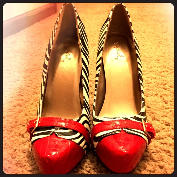 Zebra stripe pumps