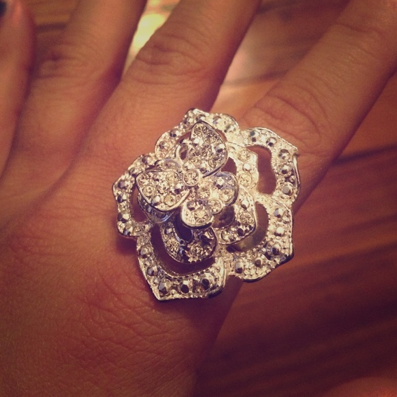 Jewelry - Flower rhinestone ring