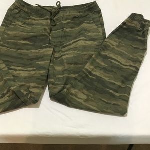 Men's Mossimo camo joggers. Size medium.