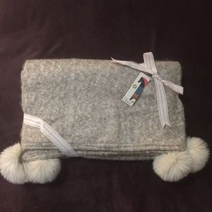 Brushed Throw with Pompoms