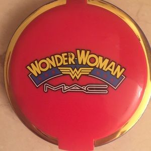 MAC Wonder Woman in "pink powder"