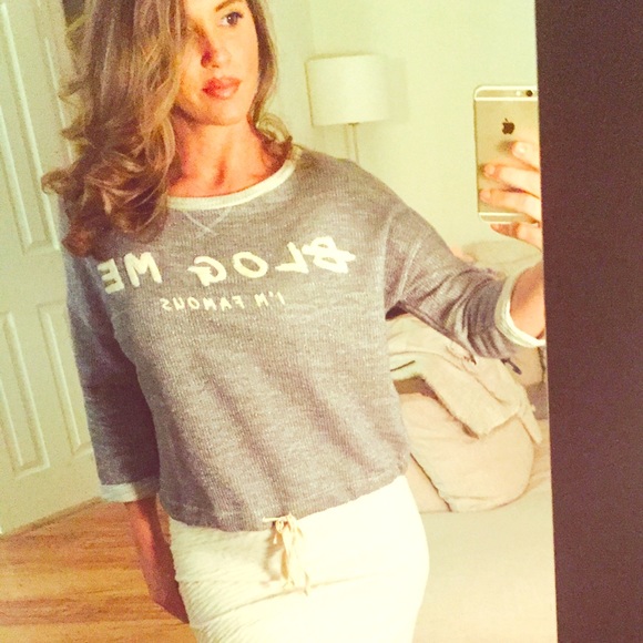 "I'm famous" sweater