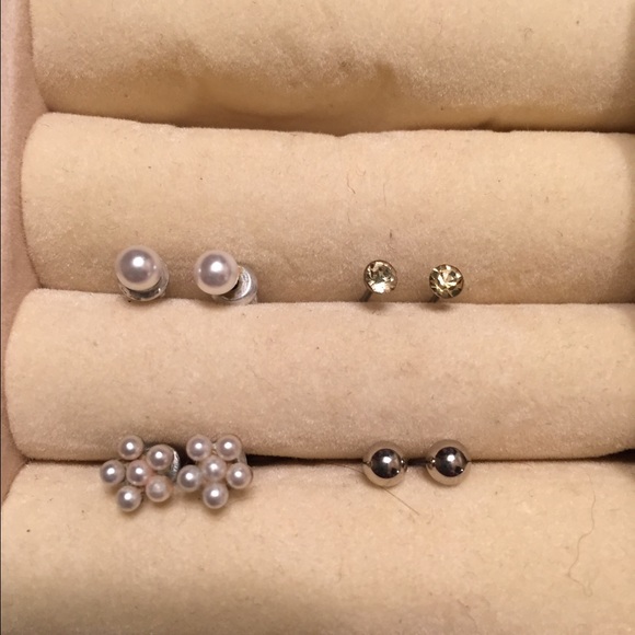 Set of 4 stud earrings