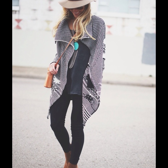 GAP Aztec black and white knit sweater
