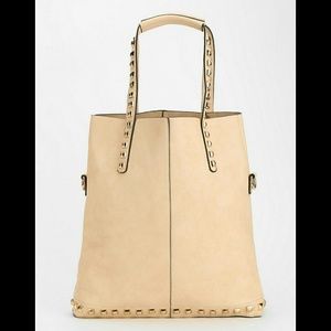 DEENA & OZZY Tan Studded Strap Tote