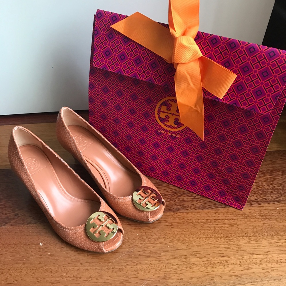 ALMOST NEW Embossed snakeskin tory burch wedge