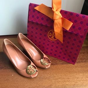 ALMOST NEW Embossed snakeskin tory burch wedge