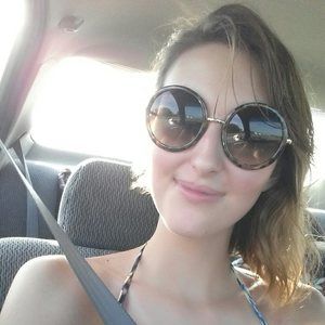 Meet your Posher, Larissa