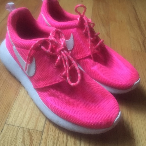Pink nike Roshe's
