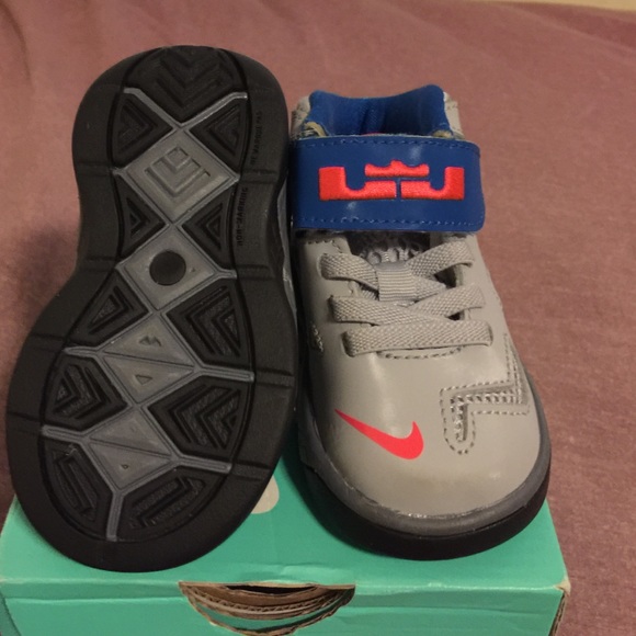 Nike LeBron James ; kids - Picture 3 of 3