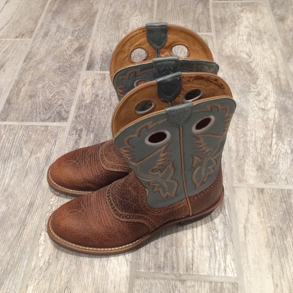 Brand new Turquoise Ariat cowboy/girl boots