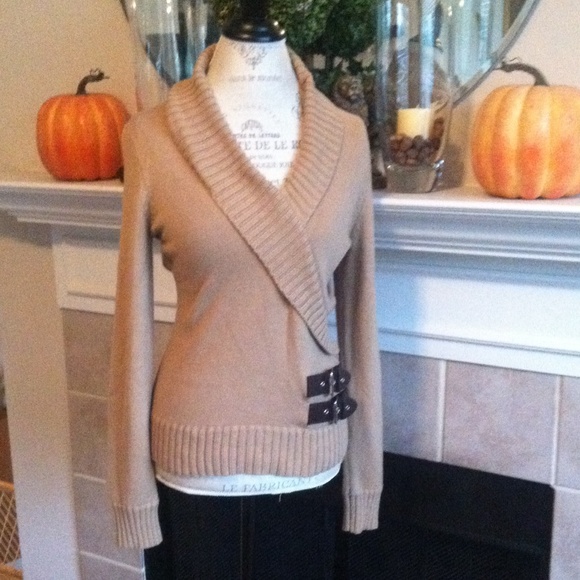 Michael Kors Sweaters - Michael Kors Sweater w buckle! Perfect never worn