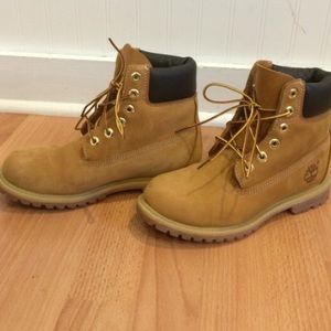 THE HOLIDAYS ARE COMING !! Womens 7.5 TIMBERLANDS