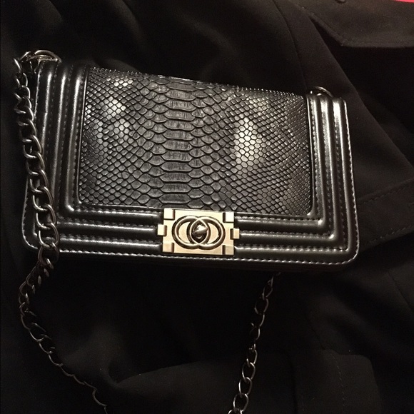 All black - Picture 3 of 4