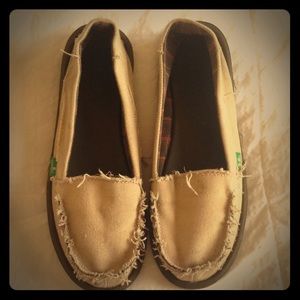Sanuk. Size 9.