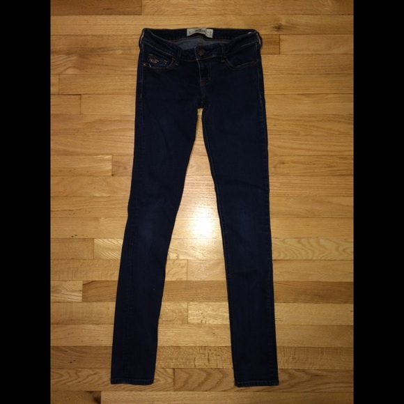 HOLLISTER DARK WASH SUPER SKINNY JEANS