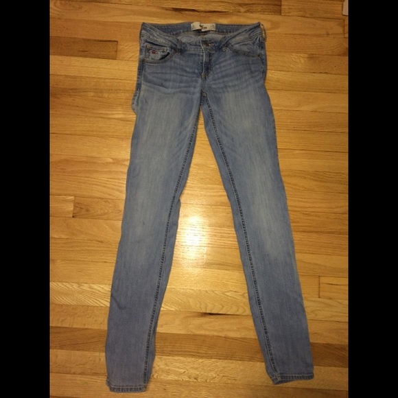 HOLLISTER LIGHT WASH SKINNY JEANS