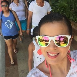 Meet your Posher, San juanita